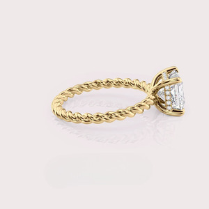 Bague solitaire en or jaune 18 carats avec diamant de laboratoire taille princesse et bande en forme de corde - Product Image 4
