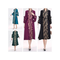 Robe midi plissée Miyake élégante et amincissante, avec imprimé doré, volants et manches étagées, idéale pour les soirées mondaines