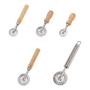 سكين بيتزا بعجلة تقطيع الكيك وقوالب البسكويت، أداة خبز طويلة بمقبض من خشب البلوط، توريد مباشر من المصنع - Product Image 5