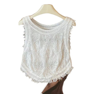 Débardeur court sans manches en coton 100% de haute qualité, tricoté ajouré à motif floral, avec franges et bretelles fines - Product Image 4