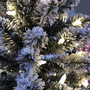 Árbol de Navidad Preiluminado de PVC Completo con Efecto de Nieve, Decoraciones Navideñas - Product Image 3