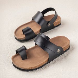 Sandales plates en cuir noir personnalisées pour enfants avec anneau d'orteil, bride arrière réglable, semelle en liège antidérapante, confortables pour l'été et la plage - Product Image 1