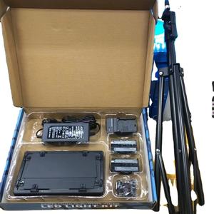 Kit d'éclairage LED professionnel pour <span class=keywords><strong>TikTok</strong></span> & <span class=keywords><strong>Youtube</strong></span> Content Creators Pro U800 LED avec trépied et chargeur - Product Image 1