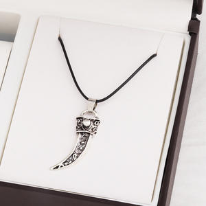 Collar con Colgante de Diente de Lobo de Aleación para Hombre, Diseño Vintage con Forma de Animal, Piedra de Zirconia, Cadena de Cordón Negro, Joyería para Uso Diario - Product Image 3