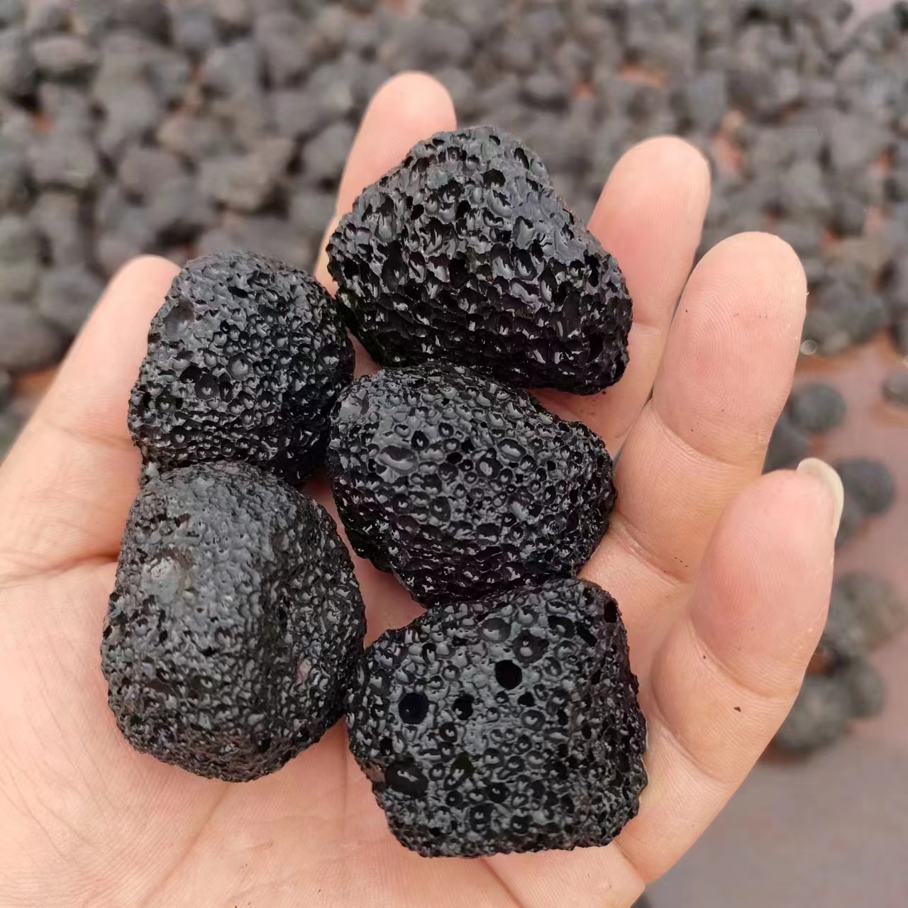 黒い溶岩石 環境に優しい庭園・住宅造園用 10-20cm 25kg/袋| Alibaba.com