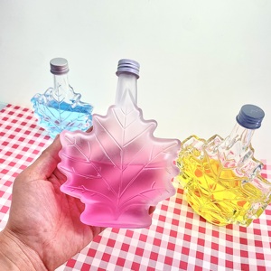 Bouteilles en verre uniques en forme <span class=keywords><strong>de</strong></span> feuille d'érable 50ml 100ml 250ml pour le stockage <span class=keywords><strong>de</strong></span> <span class=keywords><strong>rhum</strong></span> noir et <span class=keywords><strong>de</strong></span> boissons haut <span class=keywords><strong>de</strong></span> gamme - Product Image 2