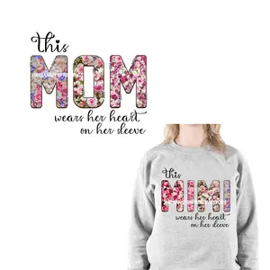 Cette maman aime ses coeurs sur sa manche famille fer sur les transferts DTF autocollants prêts à presser pour les sweatshirts