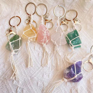 Nuovi arrivi prodotti spirituali Beige intrecciati di Multi colore Mix di cristallo di quarzo in pietra grezza portachiavi in vendita - Product Image 2