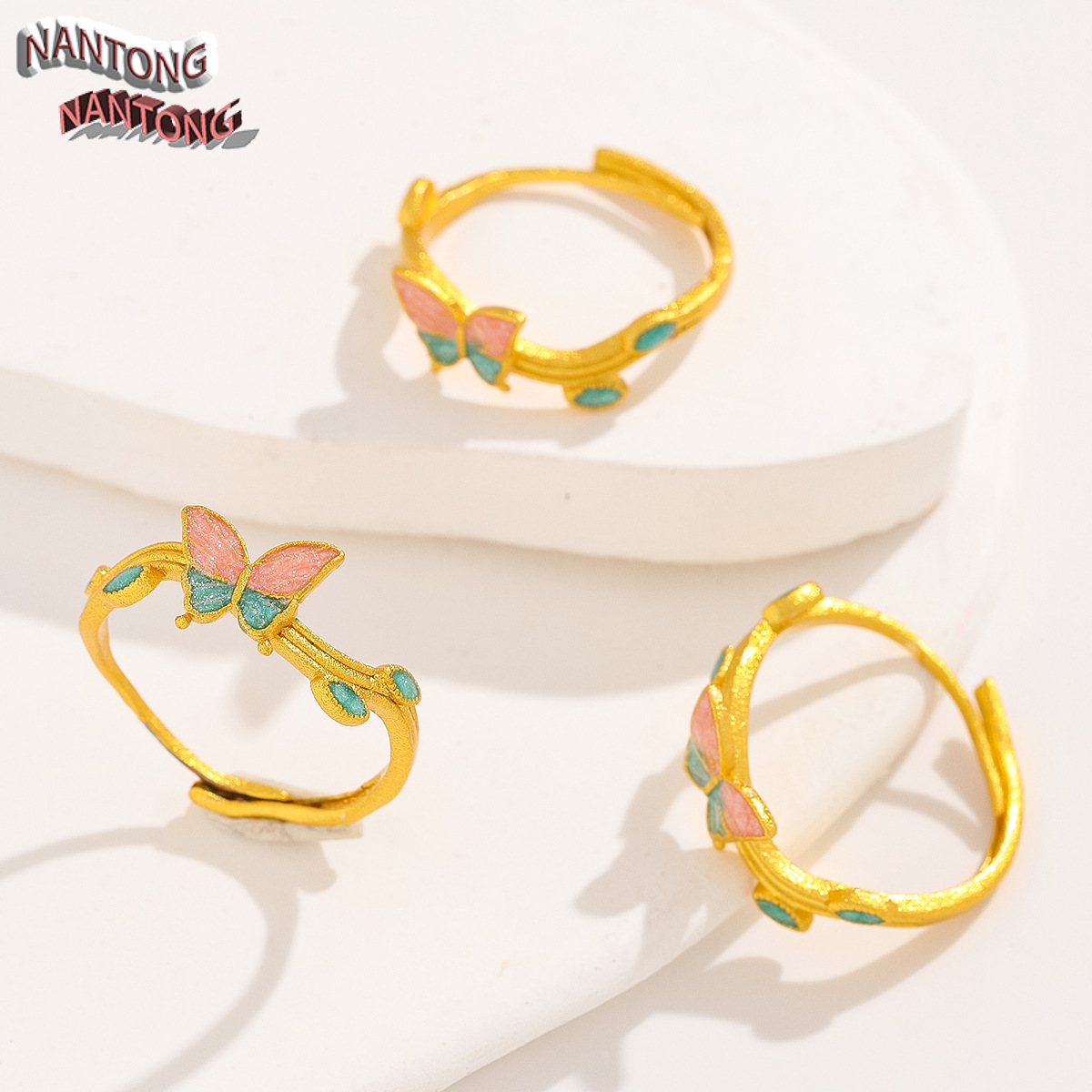 9. Motif papillon rose et vert