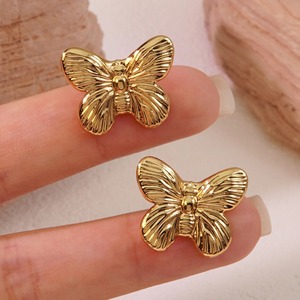 1 par de pendientes de mariposa dorados de acero inoxidable para mujer y niña, pendientes elegantes de verano impermeables para fiesta en la playa, pendientes diarios, regalo de joyería - Product Image 6