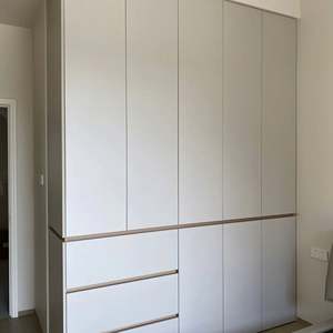 Armario Blanco Elegante y Moderno Más Vendido, Armario Ahorrador de Espacio para Dormitorio con Estantes Ajustables y Gran Capacidad - Product Image 1