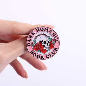 Épinglette de club de lecture Dark <span class=keywords><strong>Romance</strong></span>, style littéraire gothique, design crâne et rose, pour les amoureux des livres, sac à dos, cadeau pour librairie - Product Image 4