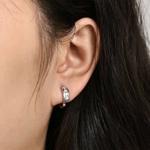 Pendientes Sencillos de Moda, Ecológicos, de Cobre Chapado en Oro, con Micro Pavé de Moissanita VVS GRA de 2.5MM, para Uso Diario - Product Image 3
