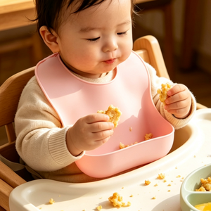 Bavoirs pour bébés en silicone de qualité alimentaire personnalisés, très bien notés, pour les tout-petits, sans BPA, imperméables, avec fermeture à bouton - Product Image 1