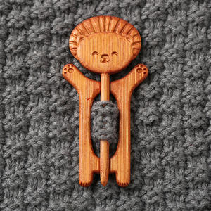 Broche de madera grabado con dibujos de animales bonitos, chal, cárdigan y cuello de suéter, Pin de fijación, Pin de madera de nicho - Product Image 6