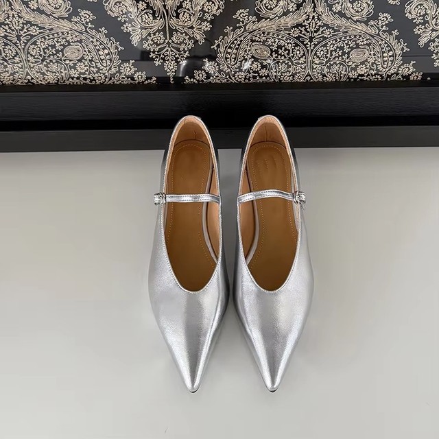 2026 Hot Sell Classic Style Patent Leather Pointed Toe Low Heel Comfortable Office Style Women Mary Jane Pumps Heels