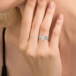 Anello di Fidanzamento T0912 con Diamante Taglio Ovale in Oro Bianco per Donna, Diamanti Laterali Naturali Colore D - Product Image 3