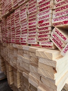 Vente en gros de bois scié de qualité 4 de matériaux de bois d'épicéa sciés à séchage par chambre du fabricant - Product Image 2