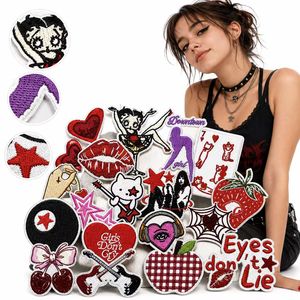 Lot de patchs brodés Y2K Indie à thermocoller ou à coudre, motifs mignons Cœur, Étoile, Lèvres, Cerise, Chat, Guitare, Fraise - Product Image 1