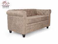 Canapé Chesterfield 2 places en similicuir, capitonné à boutons losanges, accoudoirs roulés, pieds en bois massif, style Mid-Century Modern pour salon