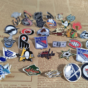 Distintivo/Patch in metallo smaltato a caldo per zaino, a tema Hockey NHL (Lega Hockey Americana), ideale come regalo di compleanno - Product Image 1