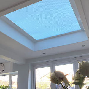 Persianas de panal motorizadas modernas personalizadas, cortinas opacas eléctricas, cortinas de tragaluz de techo de tela - Product Image 1