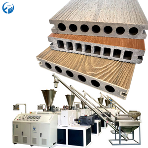 Ligne de production d'extrusion entièrement automatique pour panneaux muraux, plafonds, revêtements de sol, clôtures et profilés en WPC (bois-plastique) et PE (polyéthylène) - Extrudeuses de plastique - Product Image 1
