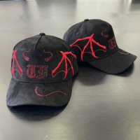 Casquette 5 panneaux en daim avec doublure en satin, broderie de strass et diamants, avec NFC