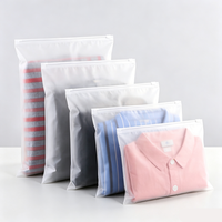 Sac de rangement mat personnalisé en CPE pour vêtements, sac d'emballage pour veste d'hiver, pochette pour sweat-shirt et vêtements chauds avec logo imprimé