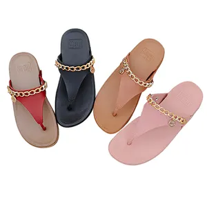 Hedian Sapatos femininos de verão com corrente e logotipo personalizado, sandálias de sola macia em PVC para imitação de couro, sandálias para o ar livre