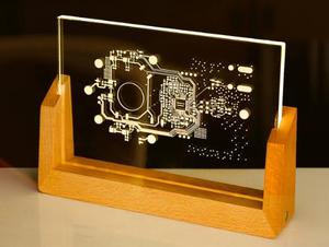 Trofeo Commemorativo di Lusso in Legno Massello e Cristallo, Personalizzabile per Agenti, Distributori, Dipendenti d'Onore - Product Image 2