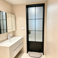 Porte battante moderne minimaliste en verre dépoli avec cadre en alliage d'aluminium noir mat et poignée à levier horizontal