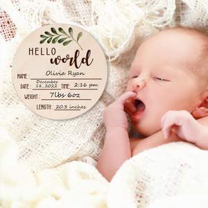 Panneau d'annonce de naissance « Hello World » en bois sculpté avec message pour bébé nouveau-né - Product Image 6