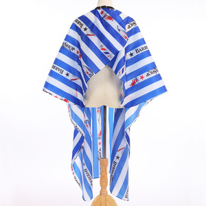 Capa de peluquería con estampado de rayas azules y blancas para uso en salón de belleza - Product Image 4
