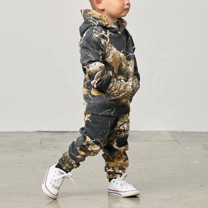 Set Tuta Casual Mimetica per Bambini 2 Pezzi in Pile: Felpa con Cappuccio e Pantaloni Jogger Personalizzati - Product Image 3
