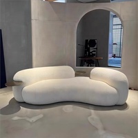 Canapé sectionnel moderne en bouclette courbé avec table d'appoint, blanc crème, bio, 3 places, pour salon, hôtel et villa