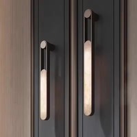 Applique murale LED verticale de luxe en acier inoxydable et marbre, luminaire décoratif pour projets hôteliers et décoration intérieure