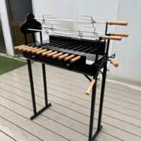 Barbecue Foukou chypriote traditionnel avec plusieurs brochettes et rôtissoire électrique pour la cuisson en extérieur dans la cour