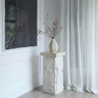 Table d'appoint moderne en fibre de verre travertin, support de fleurs de luxe en FRP, colonne de piédestal à texture de pierre, table d'appoint pour hôtel et villa