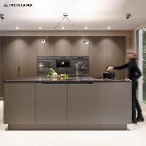 Design de cozinha com uma fileira de armários altos e grande ilha