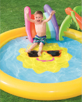 Fontaine gonflable pour enfants, jeux d'eau dans la piscine de pataugeoire d'été fraîche avec toboggan dans la pelouse de la cour