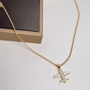 قلادة نسائية أنيقة مطلية بالذهب عيار 18 قيراط مع قلادة على شكل طائرة مرصعة بالزركونيا المكعب - Product Image 3