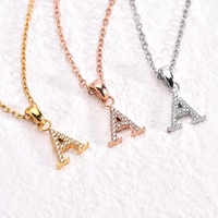Collier populaire avec pendentif lettre lisse en 26 caractères anglais, qui dégage un sentiment de simplicité haut de gamme et de luxe féminin de niche