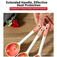 Jolie cuillère en céramique sous glaçure motif fraise |   Cuillère ergonomique à long manche anti-brûlure |   Vaisselle adaptée au lave-vaisselle et au stérilisateur