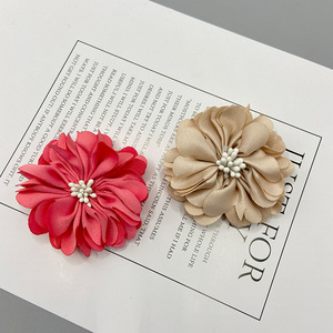 Accessoire de cheveux en tissu 3D fait main, fleur de 5 cm avec centre en perle d'imitation, broche de mariage, décoration de bijoux DIY - Product Image 4