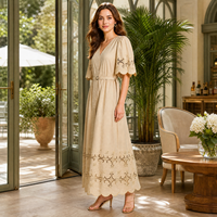 Robe longue décontractée pour femme, beige, col en V, broderie ajourée, taille naturelle, 100% coton, avec ceinture et ourlet festonné, idéale pour les vacances