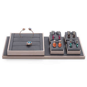 Set di espositori per gioielli con Display a catena in legno con anello in pelle PU con supporto personalizzato OEM per negozio - Product Image 4