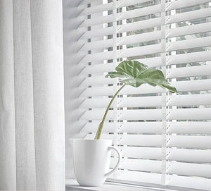 Vendita calda in PVC con paralume orizzontale modello in <span class=keywords><strong>legno</strong></span> finto di vari colori <span class=keywords><strong>legno</strong></span> ss stecche veneziane per soggiorno - Product Image 1