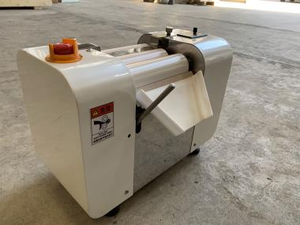 Machine à broyer à trois rouleaux de type laboratoire avec rouleaux en acier inoxydable, moteur et roulement pour la transformation alimentaire 220V/380V - Product Image 2