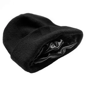 Nouveau design bonnets tricotés d'hiver doublés de soie fabrication de bonnets bonnets en tricot doublés de satin casquette avec logo personnalisé et doublure en satin